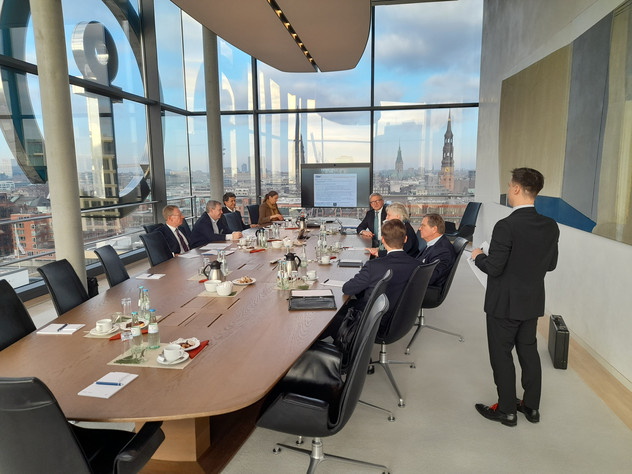 Herr Marek wird während der Präsidiumssitzung zu seiner neunen Position als geschäftsführendes Vorstandsmitglied des OAV gratuliert.