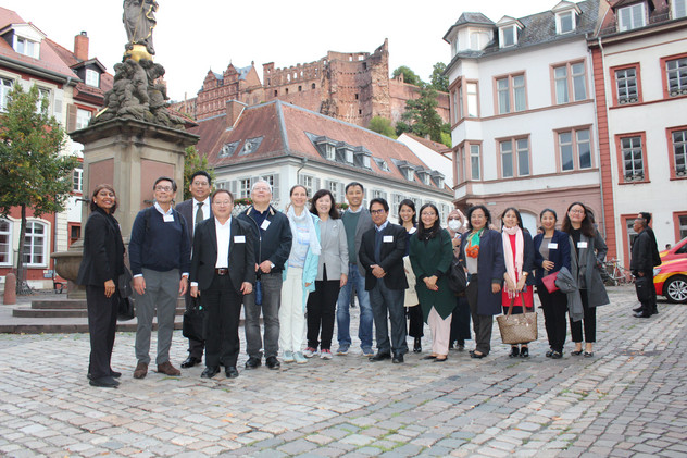 1: Die Delegation während der Führung durch eine der berühmtesten Ruinen Deutschlands und das Wahrzeichen der Stadt – das Heidelberger Schloss