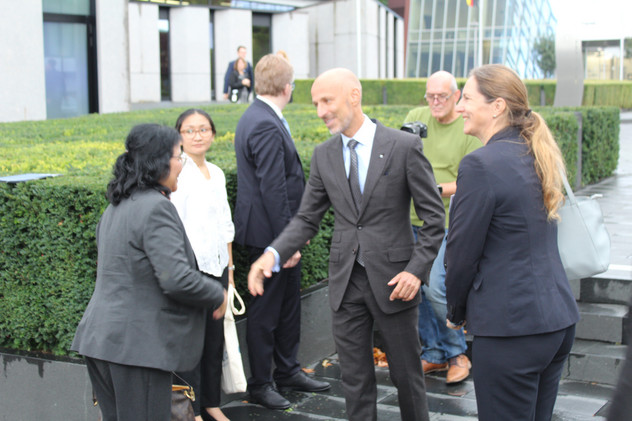 4: Dr.-Ing. E. h. Peter Leibinger, CTO und Stellvertretender Vorstandsvorsitzender von TRUMPF, empfängt die Delegation auf dem Firmengelände 4: Dr.-Ing. E. h. Peter Leibinger, CTO und Stellvertretender Vorstandsvorsitzender von TRUMPF, empfängt die Delegation auf dem Firmengelände