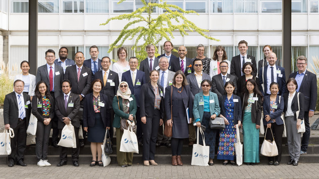 Gruppenfoto beim Forschungszentrum Jülich (Credits: FZJ)