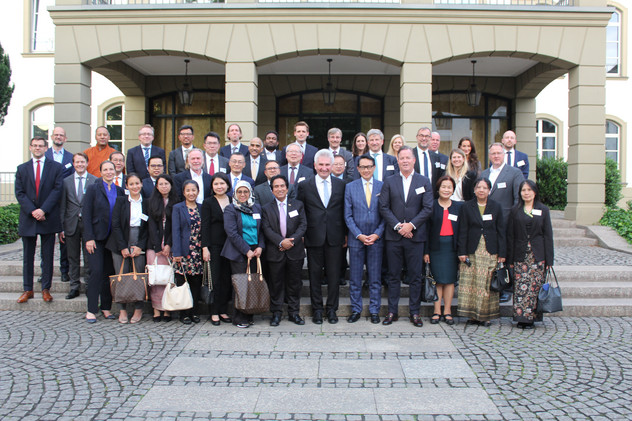 Gruppenfoto auf dem Haniel-Campus mit dem Minister für Wirtschaft, Innovation, Digitalisierung und Energie des Landes Nordrhein-Westfalen, Prof. Dr. Andreas Pinkwart