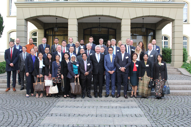 Gruppenfoto auf dem Haniel-Campus mit dem Minister für Wirtschaft, Innovation, Digitalisierung und Energie des Landes Nordrhein-Westfalen, Prof. Dr. Andreas Pinkwart Gruppenfoto auf dem Haniel-Campus mit dem Minister für Wirtschaft, Innovation, Digitalisierung und Energie des Landes Nordrhein-Westfalen, Prof. Dr. Andreas Pinkwart